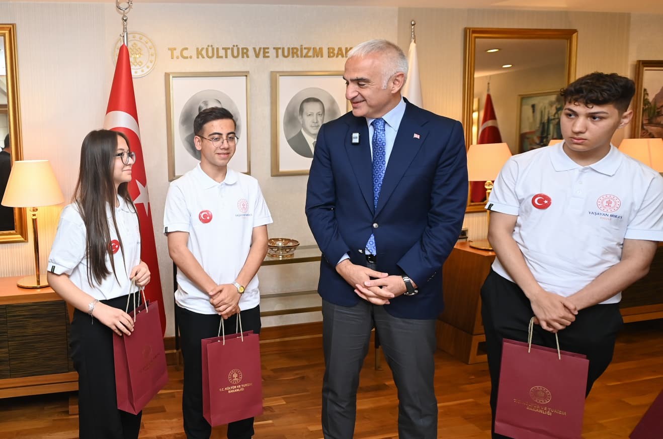 bakan ersoy 19 mayista genc sanatcilari bakanlikta agirladi 4 jNnKjgQE