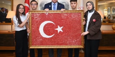 bakan-ersoy-19-mayista-genc-sanatcilari-bakanlikta-agirladi-9RxjRNIa.jpg