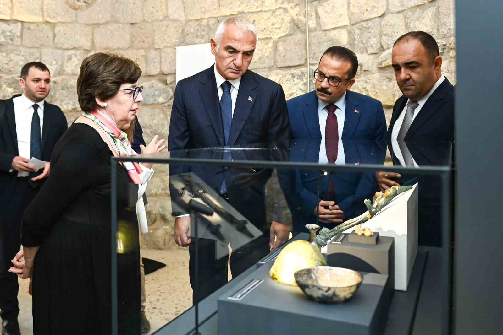 bakan ersoy 2025 yilinda toplam 180 kultur varliginin ulkemize iadesi saglandi 1 6wcptfjd