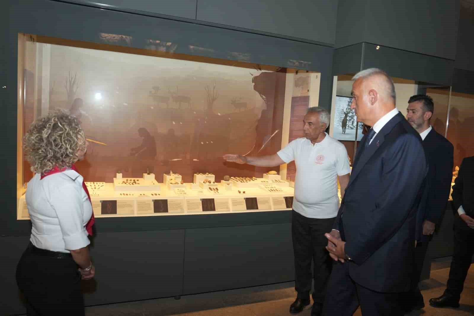 Bakan Ersoy: "Anadolu Medeniyetleri Müzesi’nde başlattığımız teşhir yenileme çalışmalarıyla müzemizi çağdaş müzecilik anlayışı doğrultusunda yeniden ele aldık" 8 bakan ersoy anadolu medeniyetleri muzesinde baslattigimiz teshir yenileme calismalariyla muzemizi cagdas muzecilik anlayisi dogrultusunda PfUQBeyr