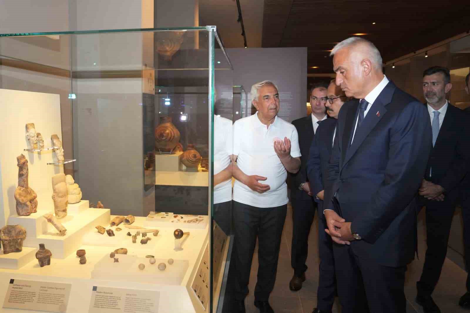 Bakan Ersoy: "Anadolu Medeniyetleri Müzesi’nde başlattığımız teşhir yenileme çalışmalarıyla müzemizi çağdaş müzecilik anlayışı doğrultusunda yeniden ele aldık" 9 bakan ersoy anadolu medeniyetleri muzesinde baslattigimiz teshir yenileme calismalariyla muzemizi cagdas muzecilik anlayisi dogrultusunda Xy42kzsK