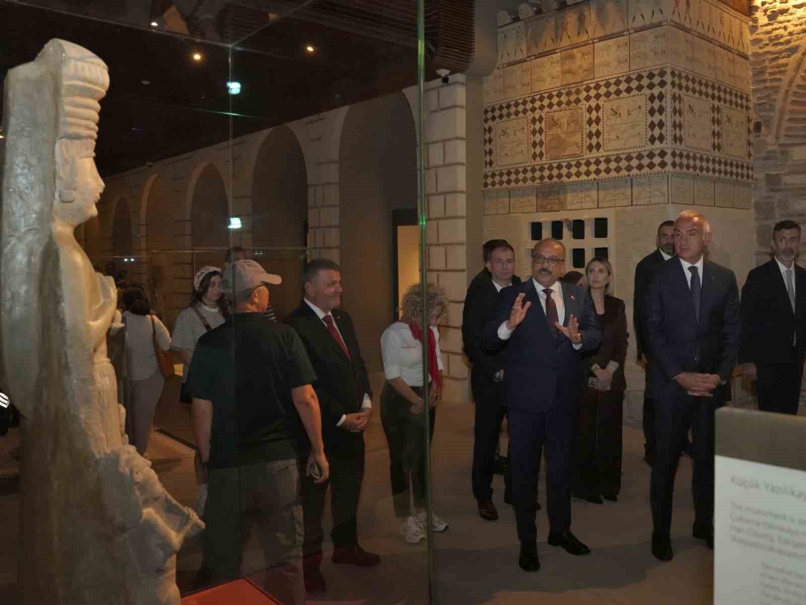 Bakan Ersoy: "Anadolu Medeniyetleri Müzesi’nde başlattığımız teşhir yenileme çalışmalarıyla müzemizi çağdaş müzecilik anlayışı doğrultusunda yeniden ele aldık" 10 bakan ersoy anadolu medeniyetleri muzesinde baslattigimiz teshir yenileme calismalariyla muzemizi cagdas muzecilik anlayisi dogrultusunda tW1b5wFP