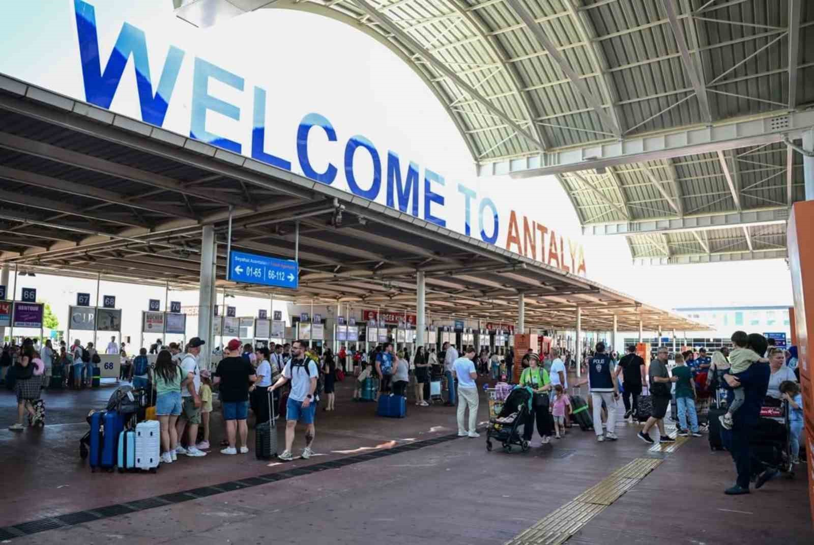 bakan ersoy antalya 2025 yilinda 17 milyon 122 bin 548 ziyaretciyi agirladi 1