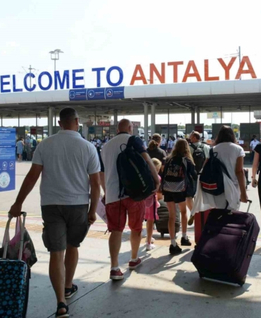 bakan-ersoy-antalya-2025-yilinda-17-milyon-122-bin-548-ziyaretciyi-agirladi-9atyunxv.jpg