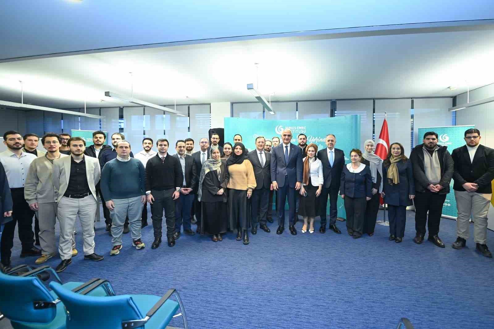 bakan ersoy berlinde turkce ogrenen genclerle bulustu 1 e6HcUDEN