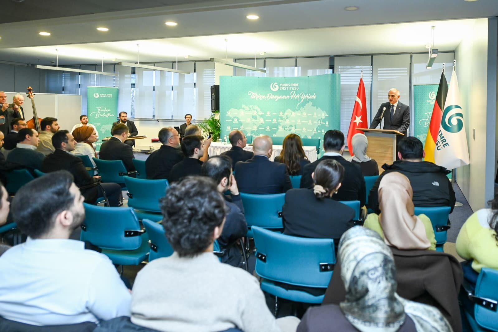 bakan ersoy berlinde turkce ogrenen genclerle bulustu 2 yNE2c8vn