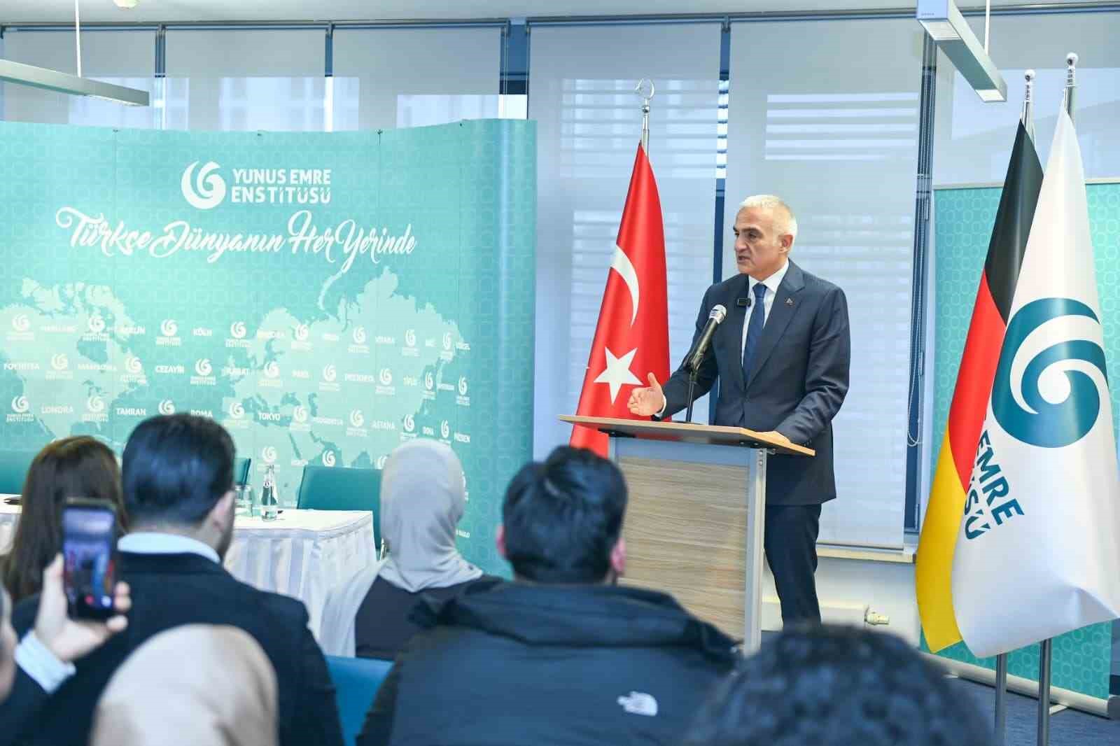 bakan ersoy berlinde turkce ogrenen genclerle bulustu 3
