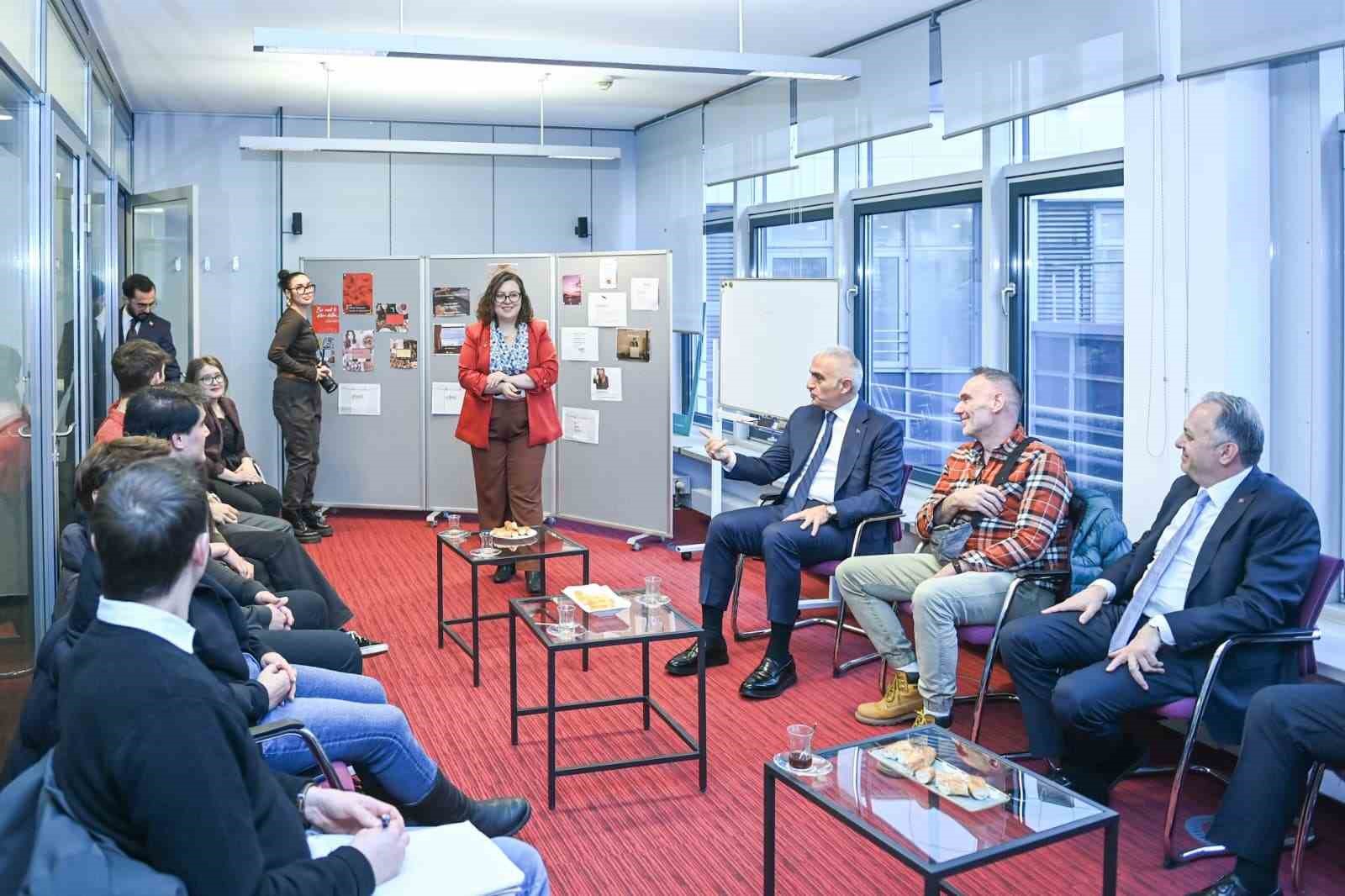 bakan ersoy berlinde turkce ogrenen genclerle bulustu 5 PyG6eD9N
