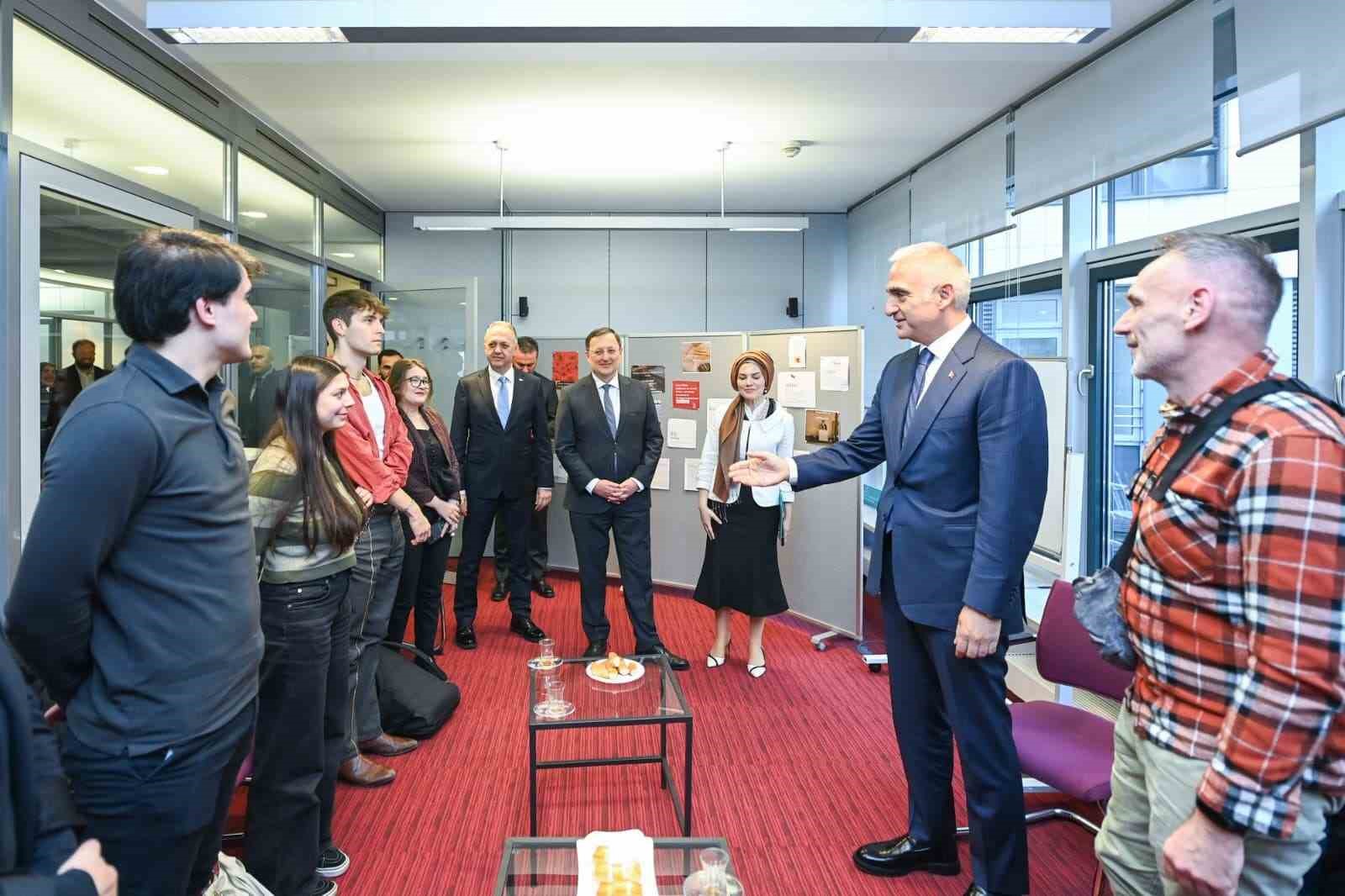 bakan ersoy berlinde turkce ogrenen genclerle bulustu 6 L8y8VzbP