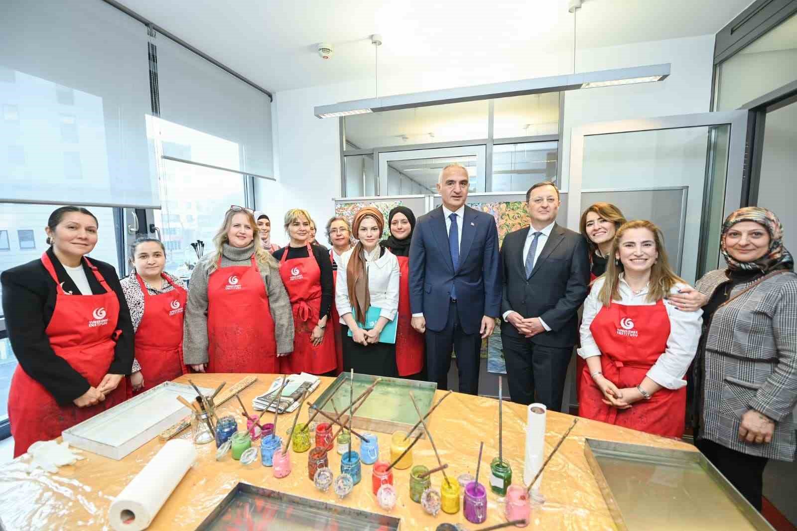 bakan ersoy berlinde turkce ogrenen genclerle bulustu 7