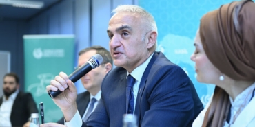 bakan-ersoy-berlinde-turkce-ogrenen-genclerle-bulustu-pKri5YGf.jpg