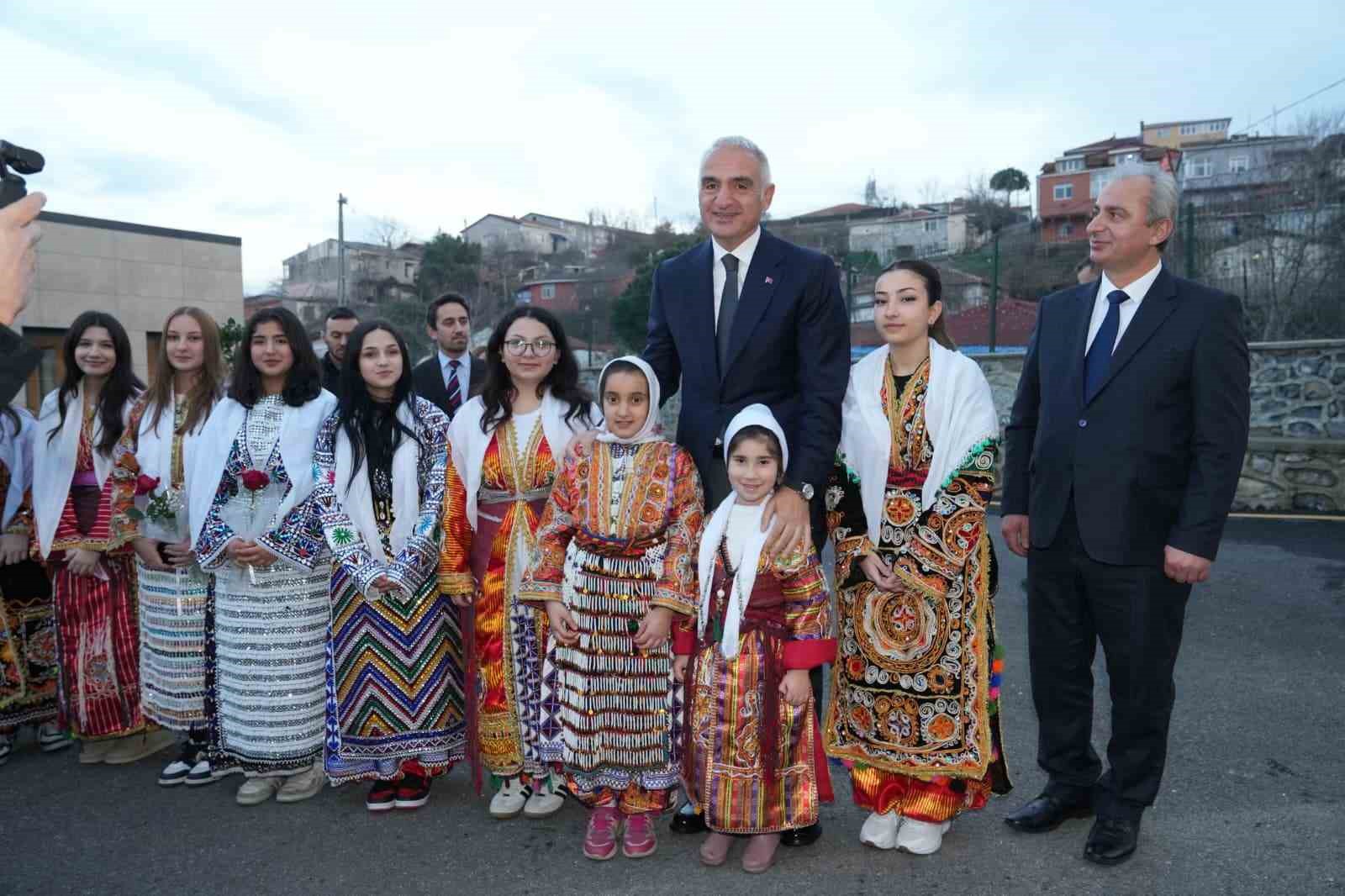 bakan ersoy bu millet can cana gonul gonule verdikce gelecegimiz guclu ve aydinlik olacaktir zDL4GTPn