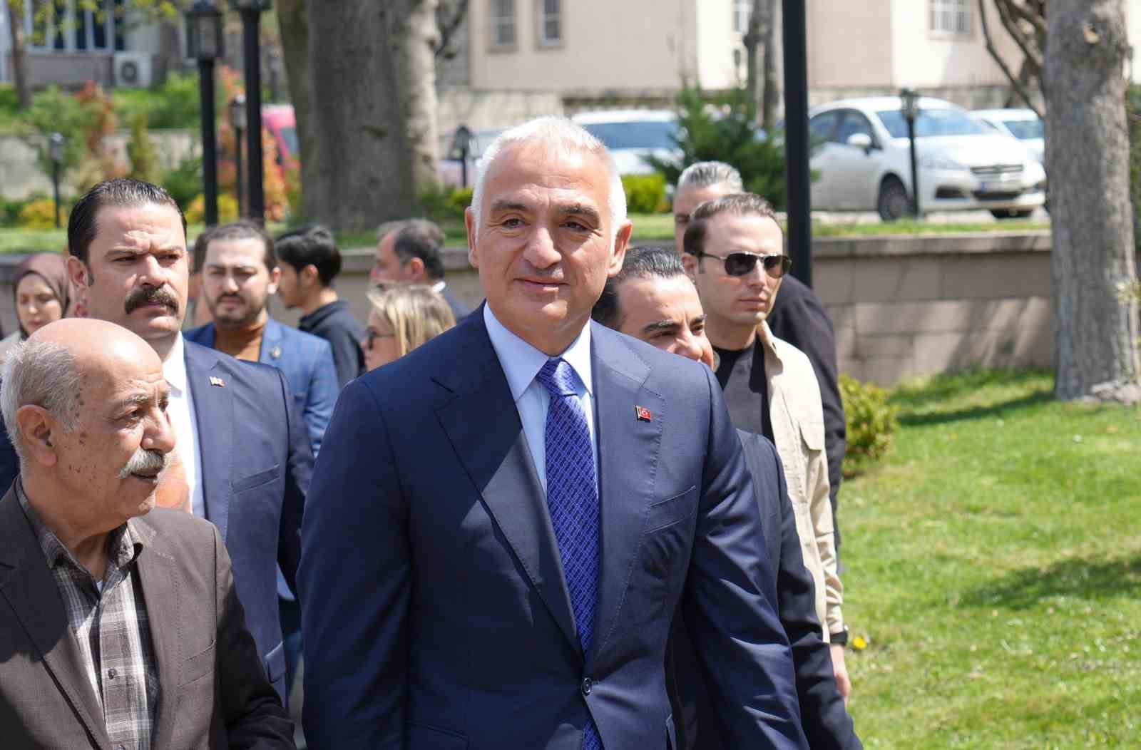 Bakan Ersoy: "Fuadname, hat ve ebruda çok geniş bir penceredir" 7 bakan ersoy fuadname hat ve ebruda cok genis bir penceredir 3 zgLndnqy