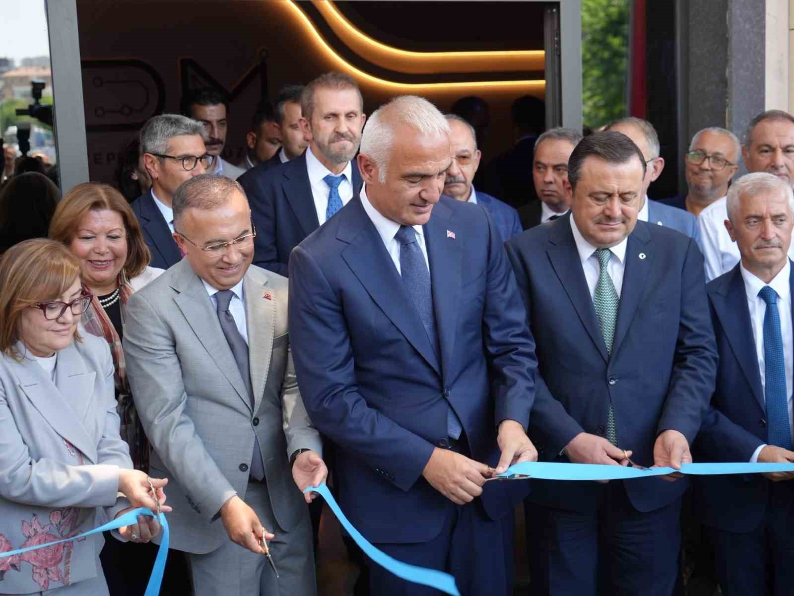 Bakan Ersoy, Gaziantep Dijital Sanat Müzesi’nin açılışını yaptı 4 bakan ersoy gaziantep dijital sanat muzesinin acilisini yapti 0 UE8EmQ14