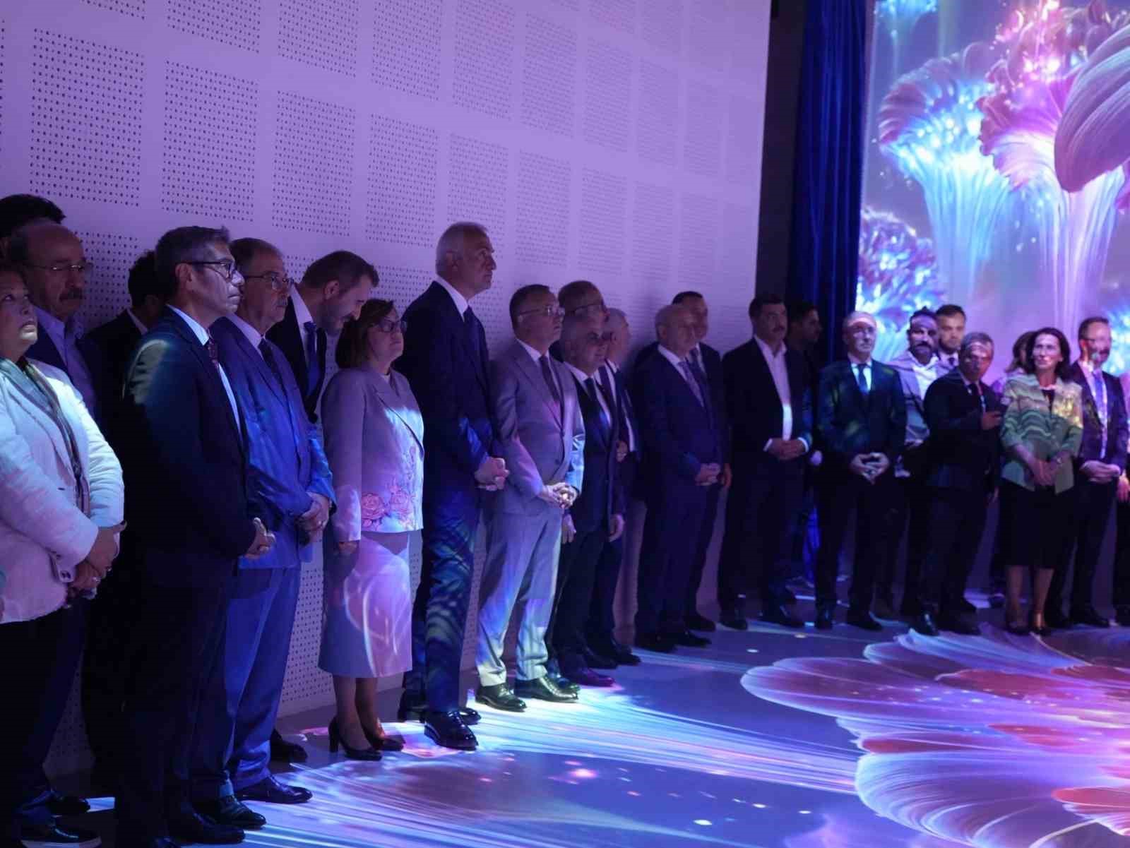 Bakan Ersoy, Gaziantep Dijital Sanat Müzesi’nin açılışını yaptı 5 bakan ersoy gaziantep dijital sanat muzesinin acilisini yapti 1 VWrVO9g9