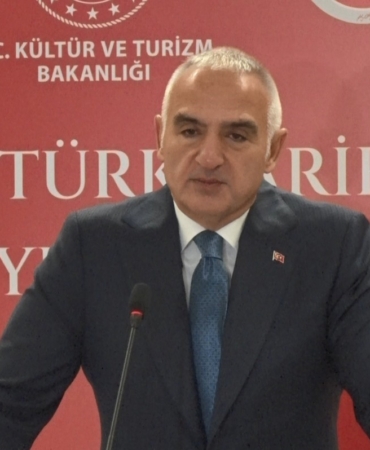 bakan-ersoy-genel-okuyucu-dizisi-ile-baslatilan-100-kitaplik-proje-ozellikle-genclerin-tarih-sikici-IjFbF4YF.jpg