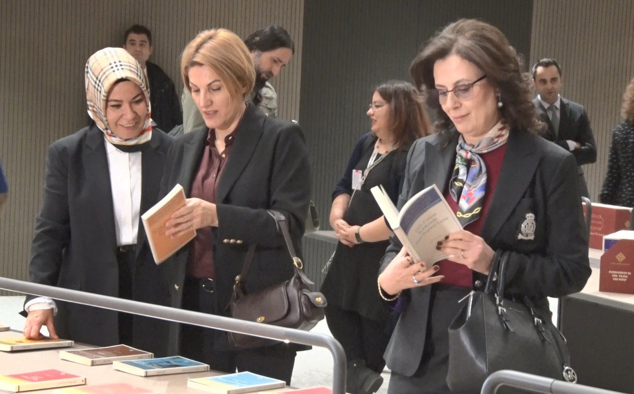 Bakan Ersoy: "Genel Okuyucu Dizisi’ ile başlatılan 100 kitaplık proje, özellikle gençlerin ‘tarih sıkıcı ve anlaşılmazdır’ algısını kıracak" 6 bakan ersoy genel okuyucu dizisi ile baslatilan 100 kitaplik proje ozellikle genclerin tarih sikici gIaL6HuS