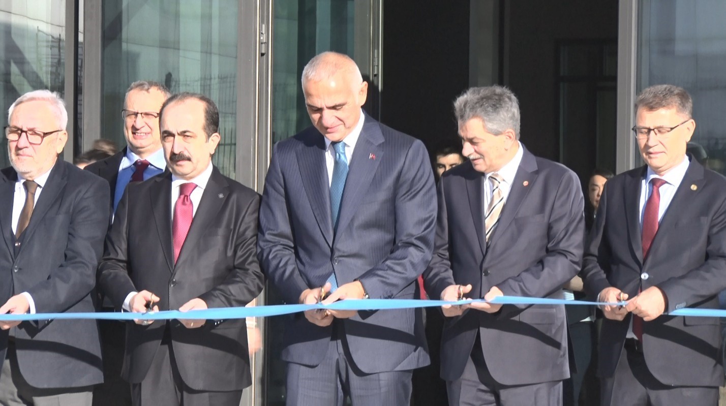 Bakan Ersoy: "Genel Okuyucu Dizisi’ ile başlatılan 100 kitaplık proje, özellikle gençlerin ‘tarih sıkıcı ve anlaşılmazdır’ algısını kıracak" 5 bakan ersoy genel okuyucu dizisi ile baslatilan 100 kitaplik proje ozellikle genclerin tarih sikici iEvk5kbh