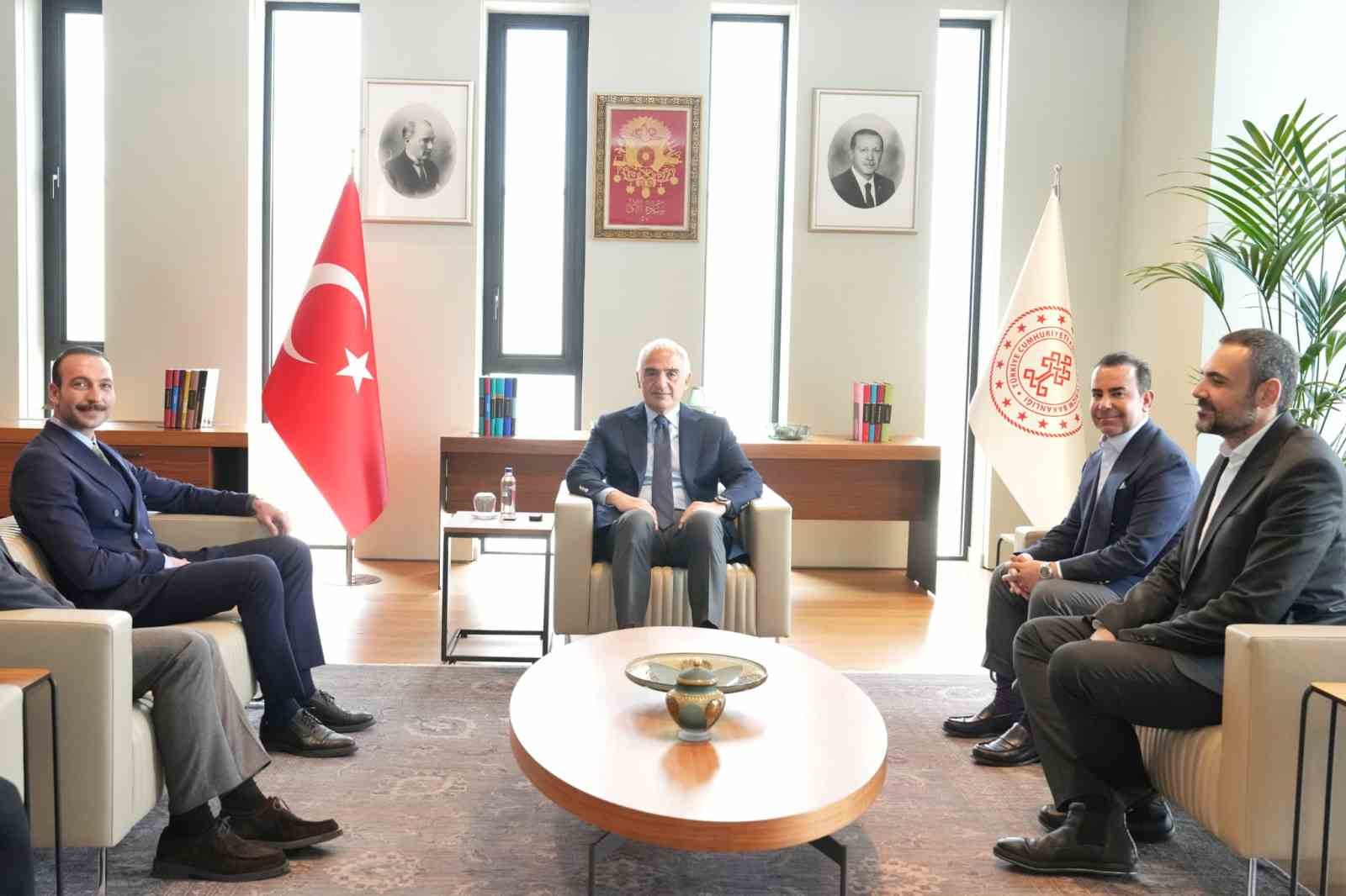 bakan ersoy gorkem sevindikin ortaya koydugu insani durusun yanindayiz 0 FMCkuXUh