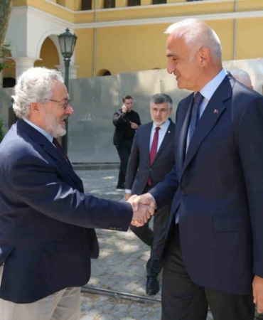 bakan-ersoy-islam-kultur-sanat-ve-tarih-arastirma-merkezinin-calismalarini-inceledi-JfakgJup.jpg