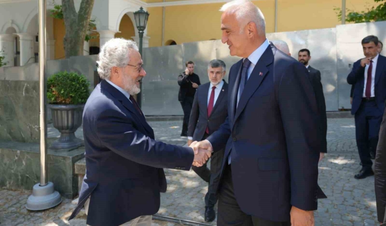 bakan-ersoy-islam-kultur-sanat-ve-tarih-arastirma-merkezinin-calismalarini-inceledi-JfakgJup.jpg