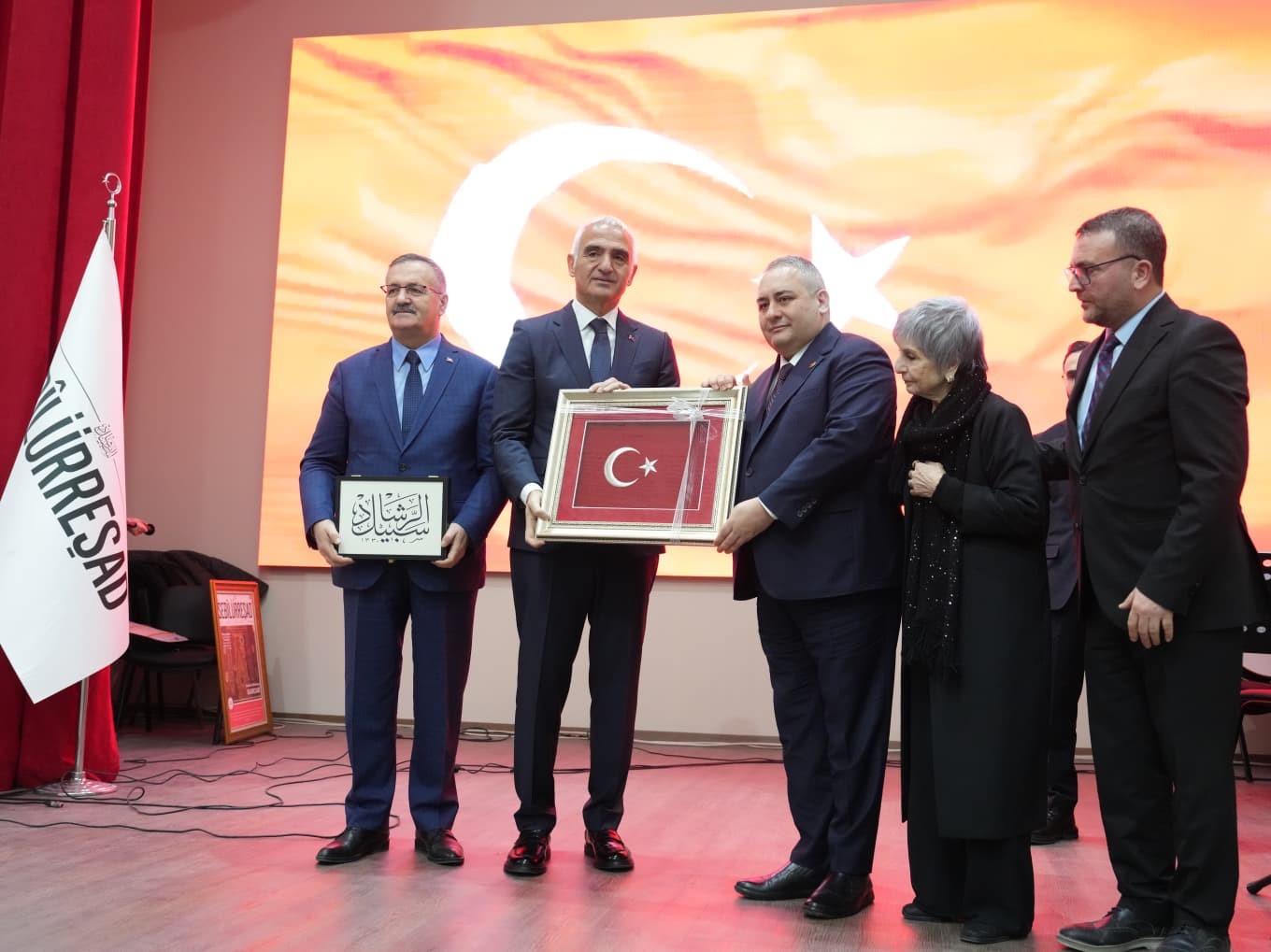 bakan ersoy istiklal marsi bir bagimsizlik manifestosudur 1 XhimT8c1