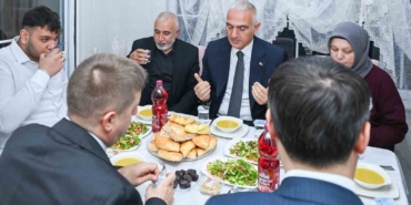 bakan-ersoy-kirikkalede-urkmez-ailesinin-iftar-sofrasina-konuk-oldu-4QcZmj6J.jpg