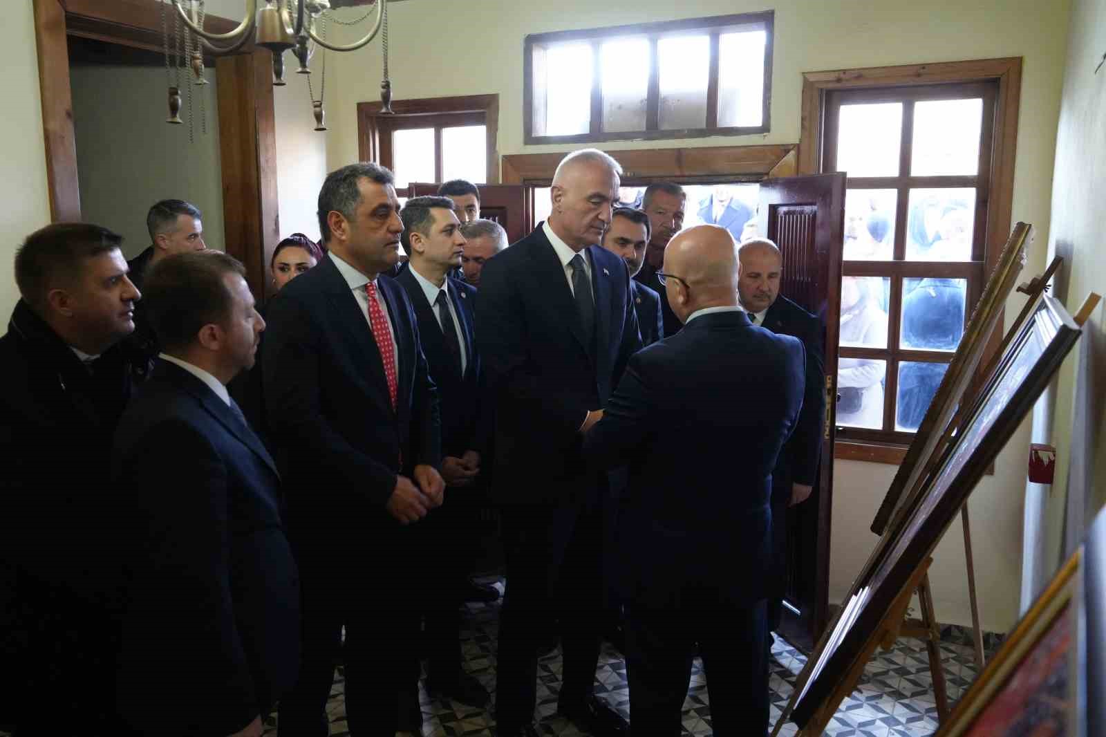 bakan ersoy krallarin ressami rahmi pehlivanlinin eserlerini inceledi 1 NmbVDzt4