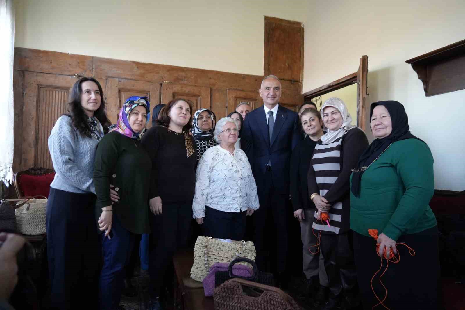bakan ersoy krallarin ressami rahmi pehlivanlinin eserlerini inceledi 2 vHWlSsR2