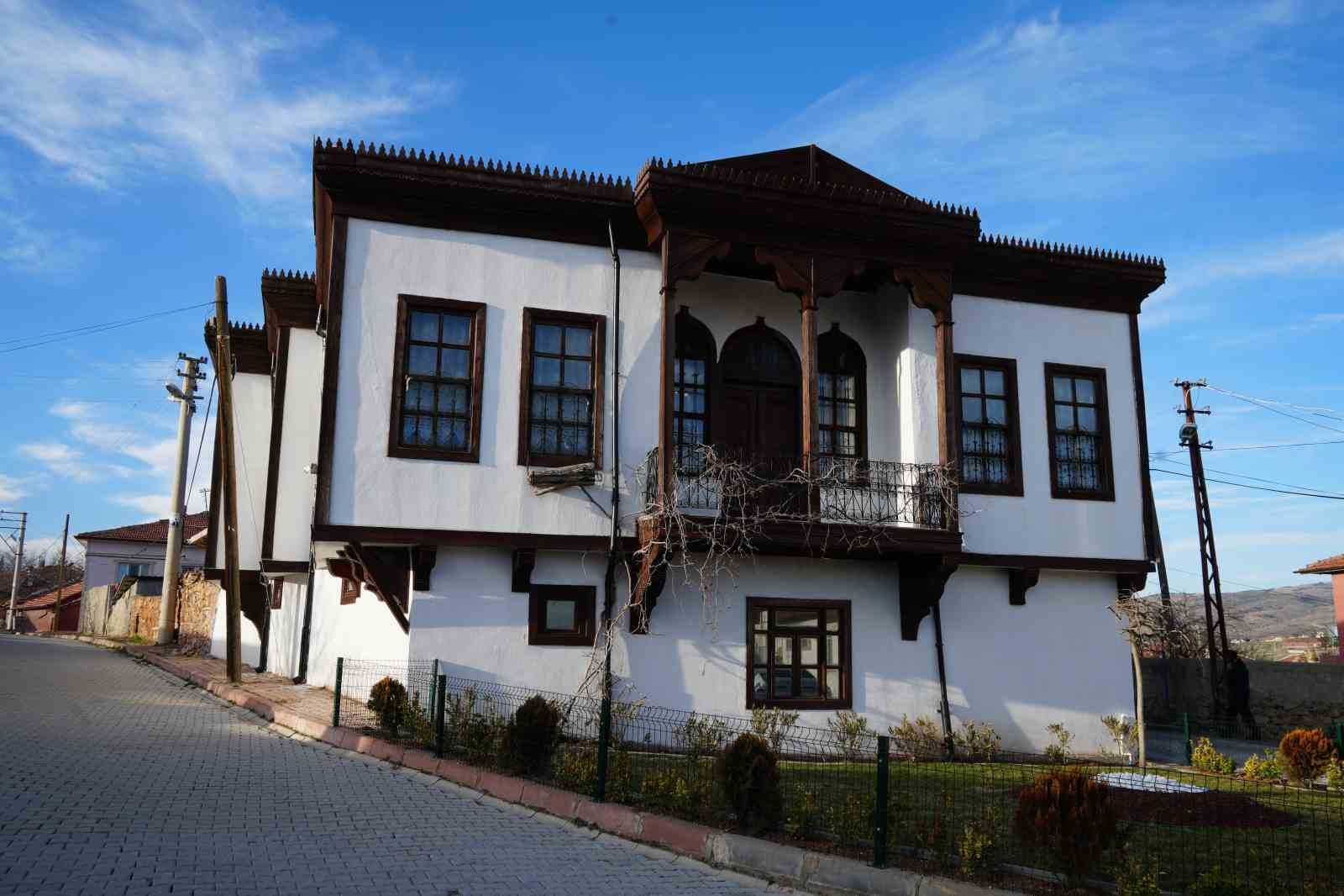 bakan ersoy krallarin ressami rahmi pehlivanlinin eserlerini inceledi 5