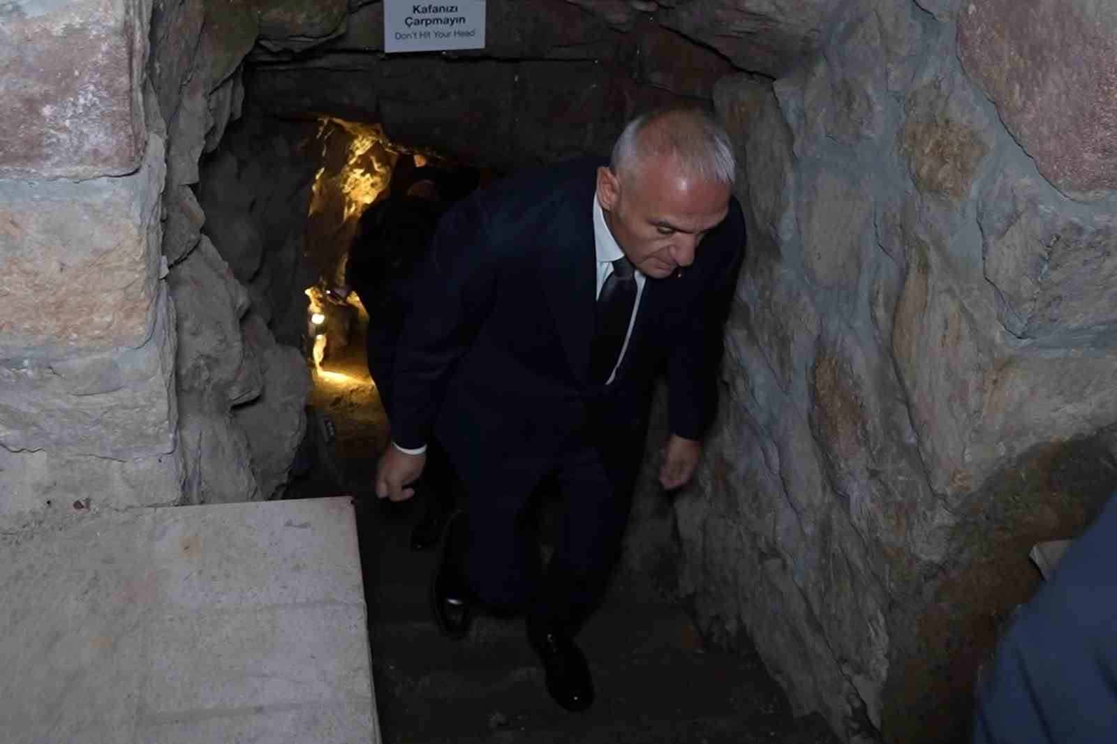 bakan ersoy krallarin ressami rahmi pehlivanlinin eserlerini inceledi 6 eOrSIMiW