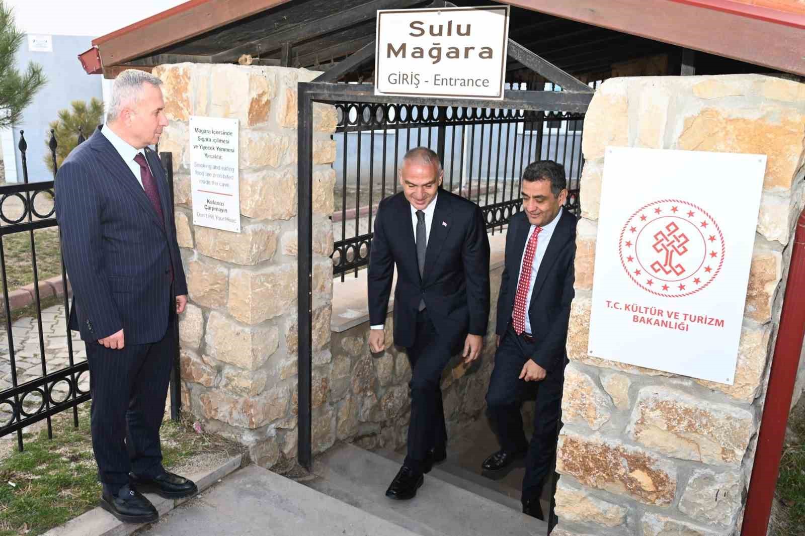 bakan ersoy krallarin ressami rahmi pehlivanlinin eserlerini inceledi 7 BufpSAeS