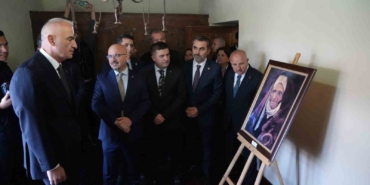 bakan-ersoy-krallarin-ressami-rahmi-pehlivanlinin-eserlerini-inceledi-hrPXhcus.jpg