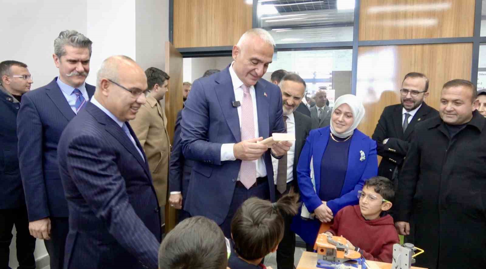 bakan ersoy kutuphanelerimiz genclerimizi gelecege hazirliyor 0 aQ7bhVQr