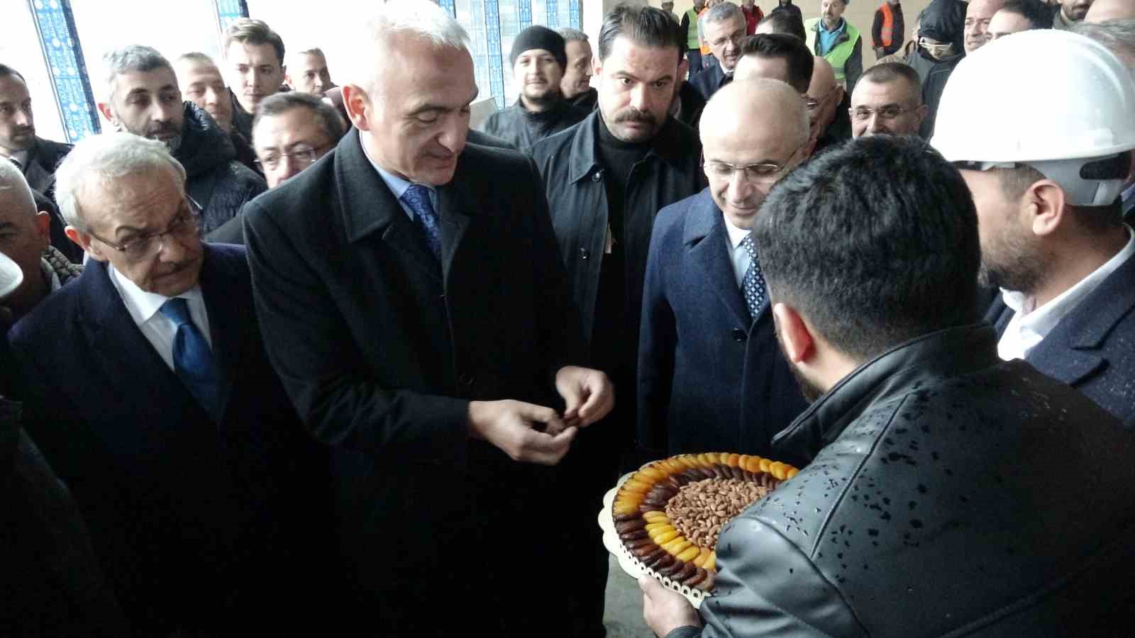 Bakan Ersoy, Malatya’da Sabancı Kültür Merkezi’nde incelemelerde bulundu 4 bakan ersoy malatyada sabanci kultur merkezinde incelemelerde bulundu 0 s3v1Kjkf