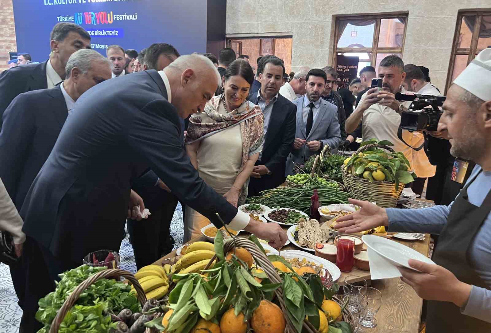 bakan ersoy turistler artik gastronomi icin rota belirliyor 1 u7aNlZR9