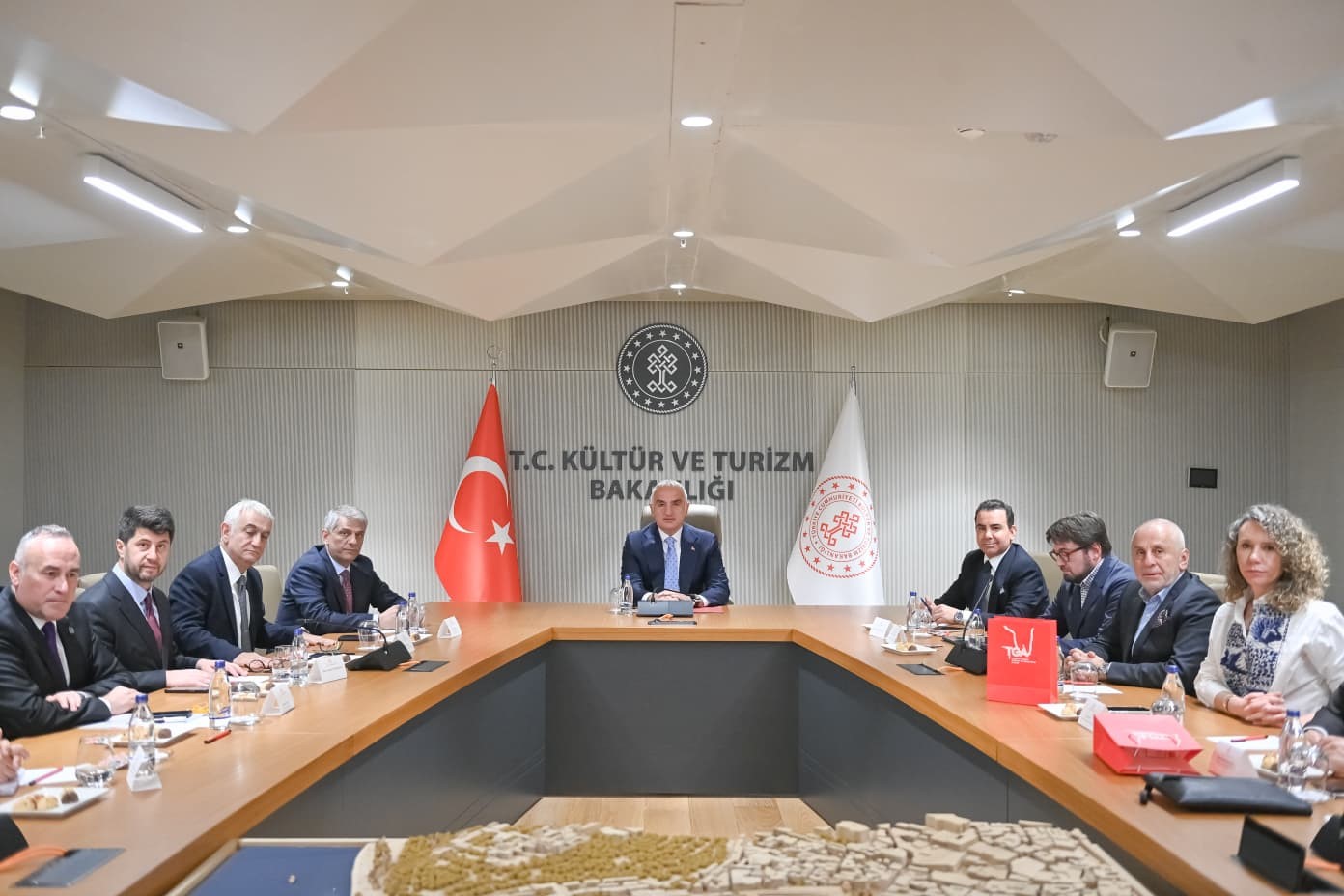 bakan ersoydan 2026 turizmi icin kritik toplanti 0 QYN1m8Hq