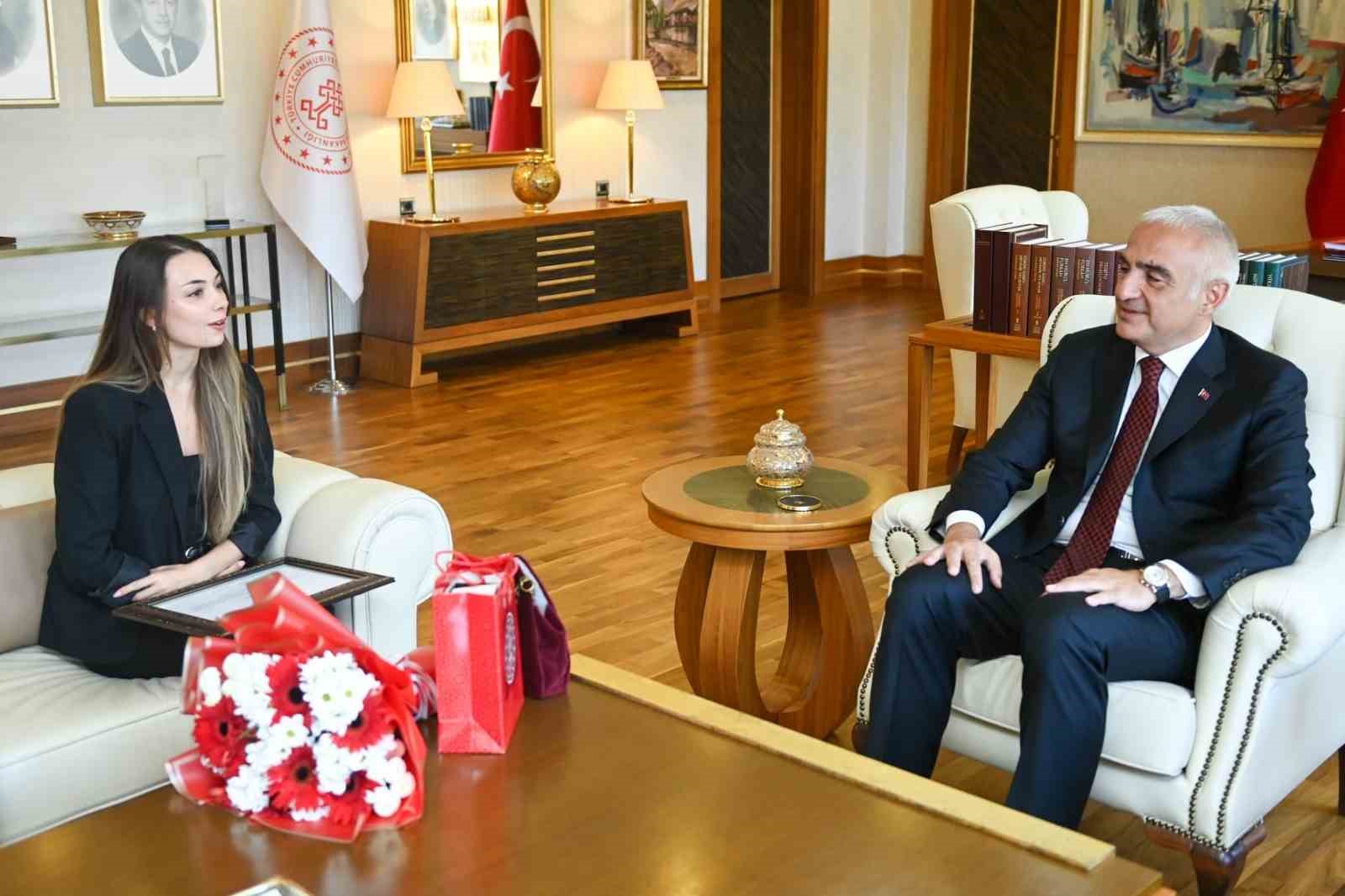 Bakan Ersoy’dan Bolşoy Tiyatrosu’nda tarihi başarıya imza atan Nilay Tahiroğlu’na tebrik 4 bakan ersoydan bolsoy tiyatrosunda tarihi basariya imza atan nilay tahirogluna tebrik 0 wI6BrRDc