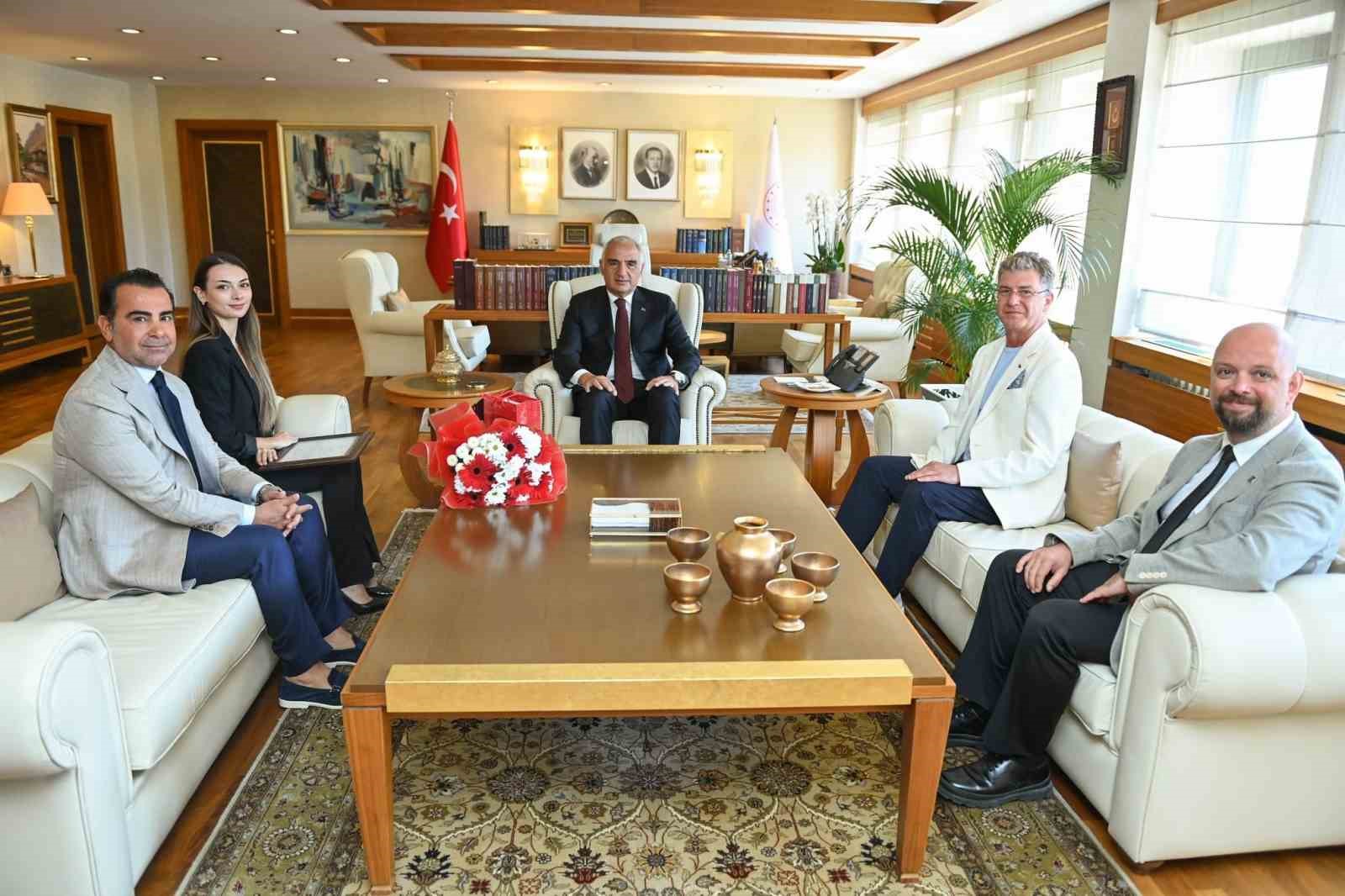 Bakan Ersoy’dan Bolşoy Tiyatrosu’nda tarihi başarıya imza atan Nilay Tahiroğlu’na tebrik 5 bakan ersoydan bolsoy tiyatrosunda tarihi basariya imza atan nilay tahirogluna tebrik 1 yuLlMrwC