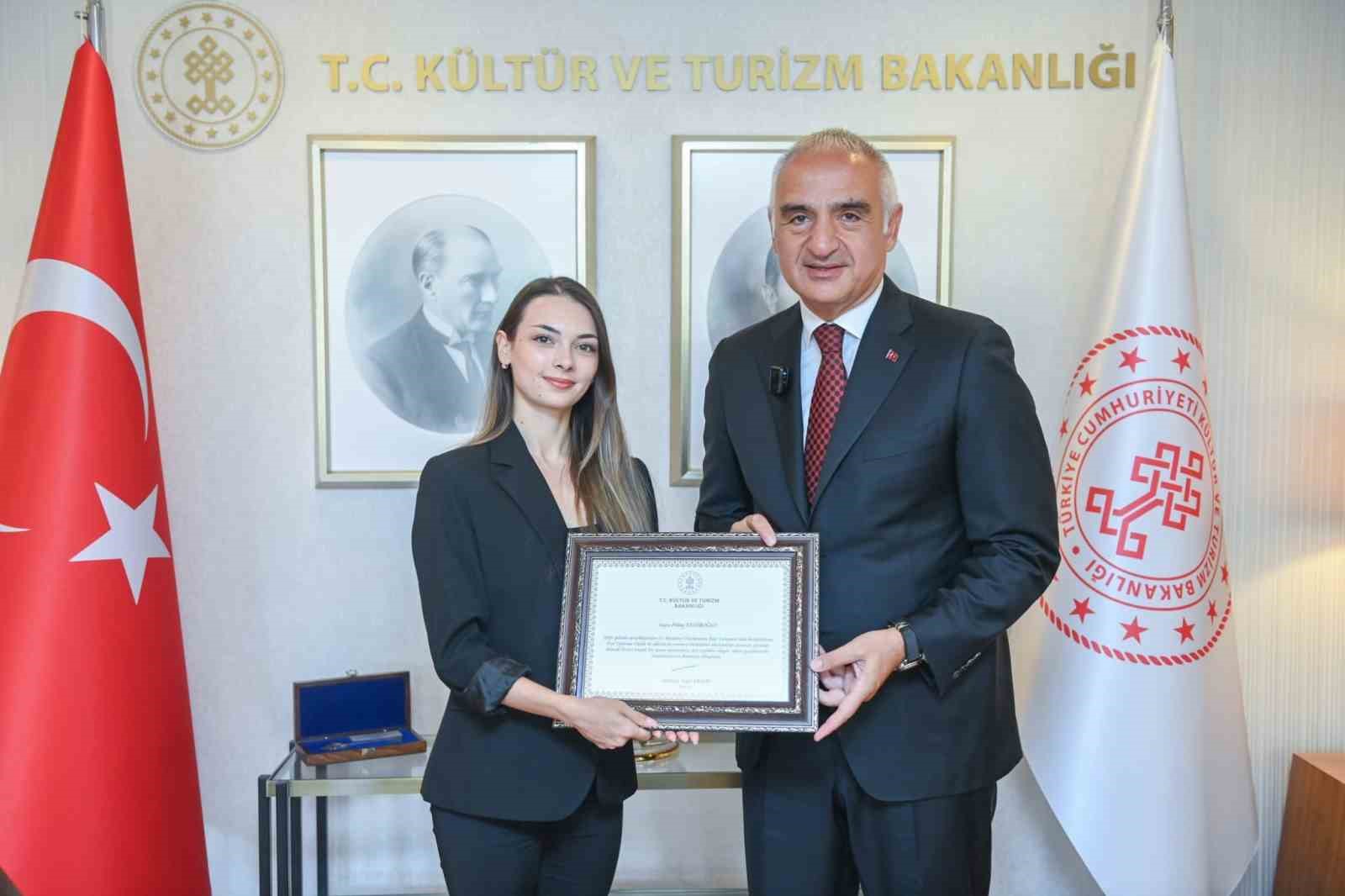 Bakan Ersoy’dan Bolşoy Tiyatrosu’nda tarihi başarıya imza atan Nilay Tahiroğlu’na tebrik 6 bakan ersoydan bolsoy tiyatrosunda tarihi basariya imza atan nilay tahirogluna tebrik 2