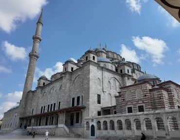 bakan-ersoydan-fatih-kulliyesi-haziresine-anlamli-ziyaret-5NeHtYkU.jpg