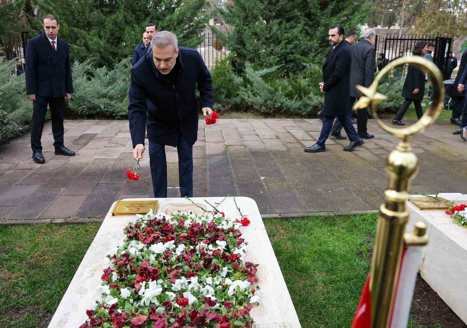 bakan fidan 16buyukelciler konferansi oncesi disisleri sehitligini ziyaret etti 0 6JKUbJzD