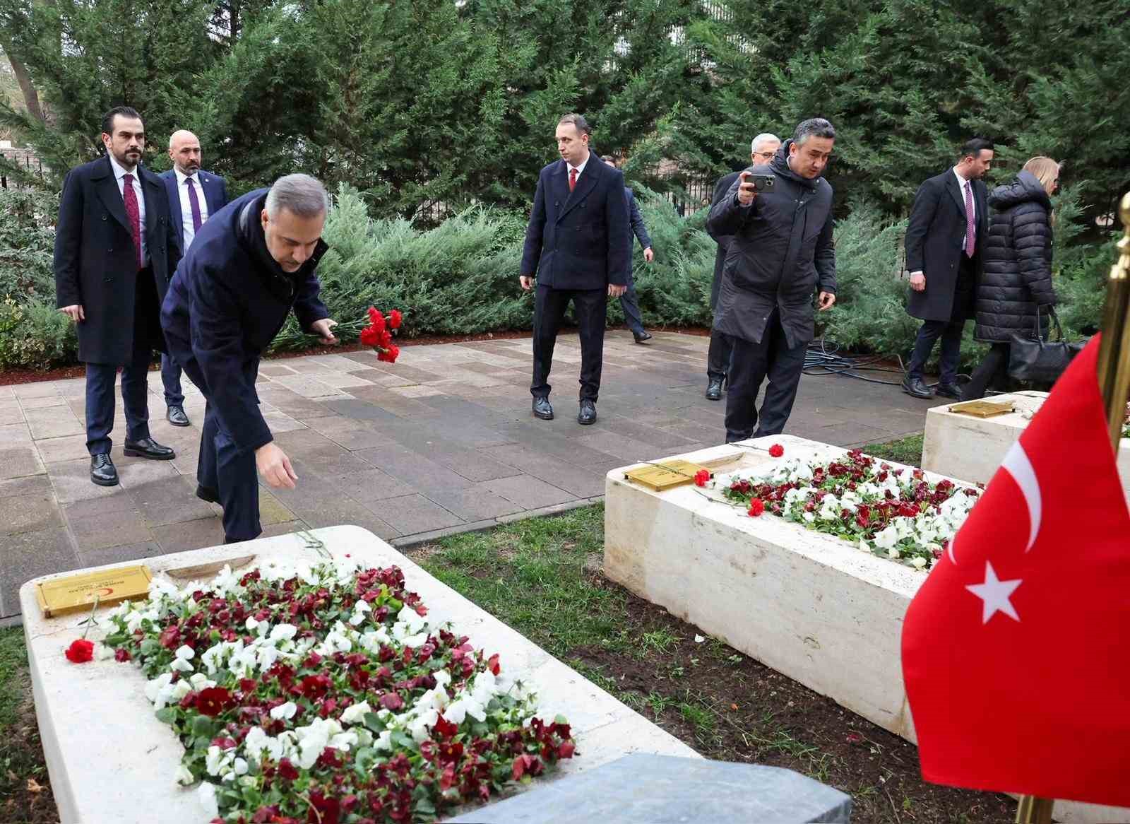 bakan fidan 16buyukelciler konferansi oncesi disisleri sehitligini ziyaret etti 2 kYDHCzhw
