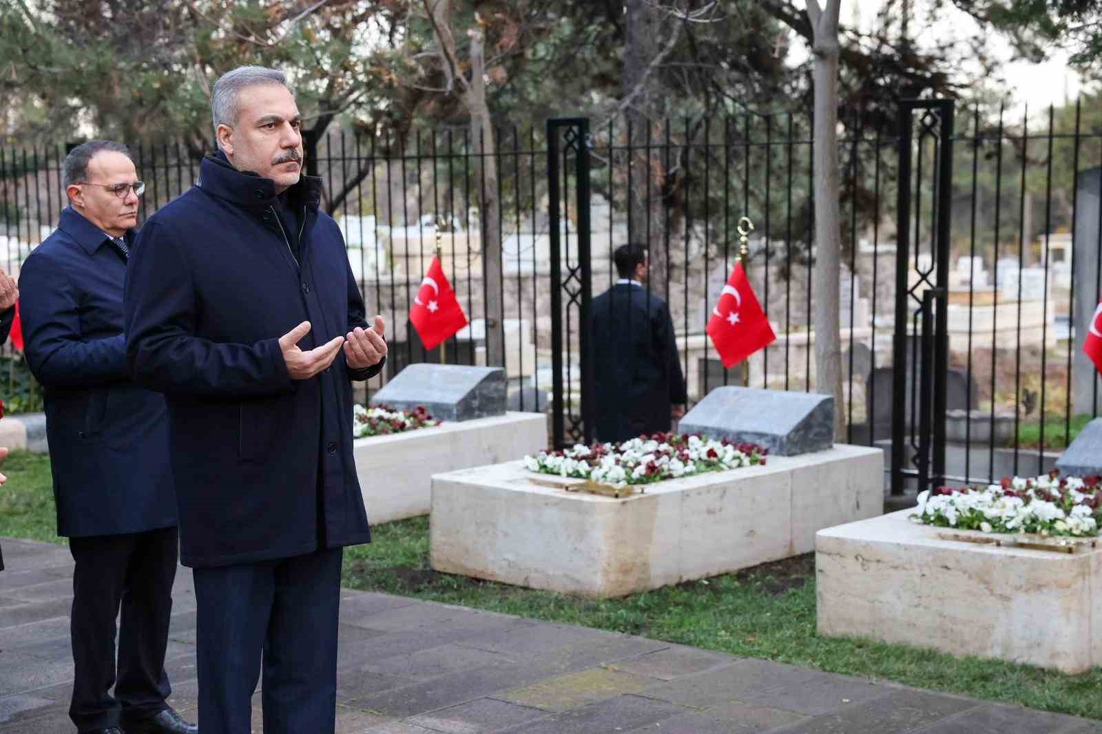 bakan fidan 16buyukelciler konferansi oncesi disisleri sehitligini ziyaret etti 3 JyfZUs3Q