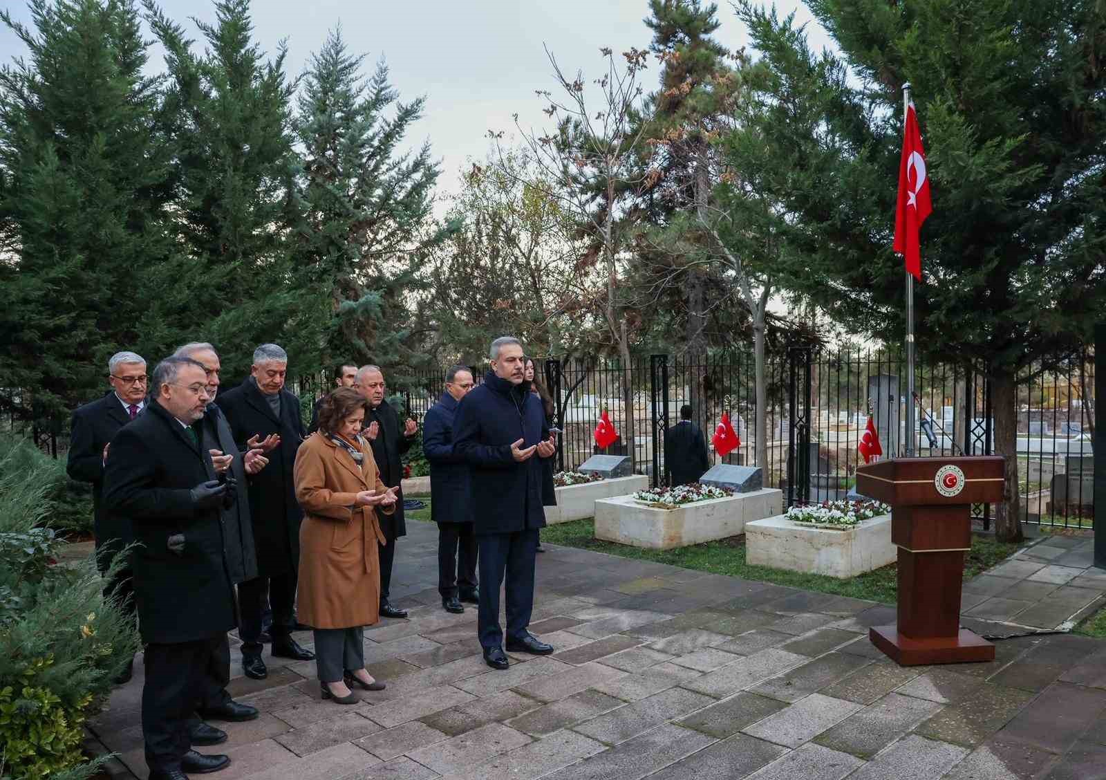 bakan fidan 16buyukelciler konferansi oncesi disisleri sehitligini ziyaret etti 4 tUIa4rky