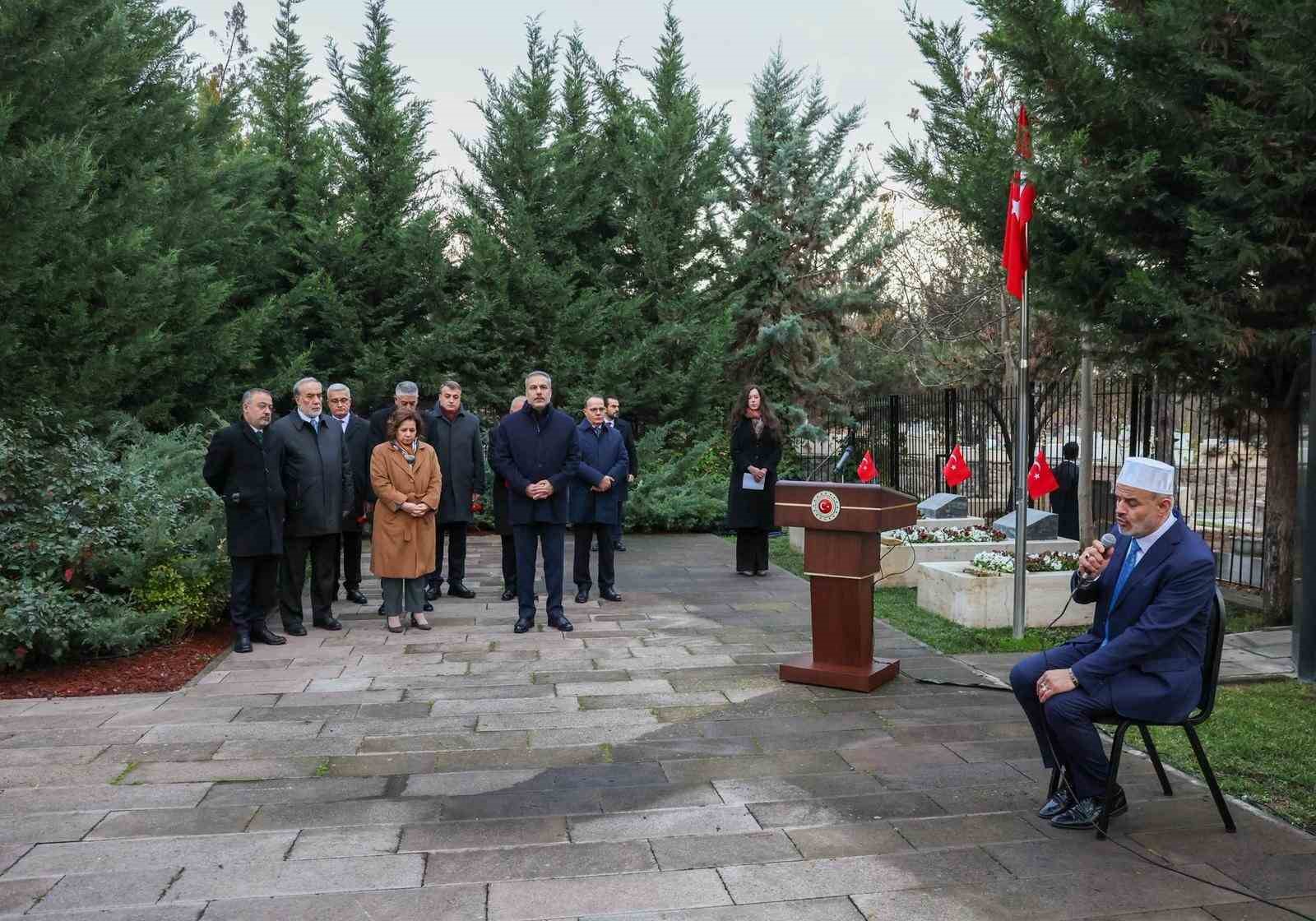bakan fidan 16buyukelciler konferansi oncesi disisleri sehitligini ziyaret etti 5