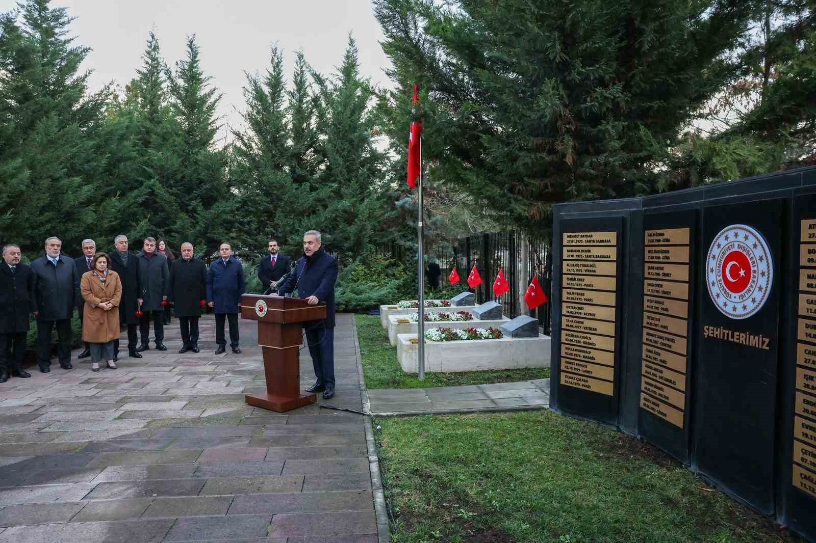 bakan fidan 16buyukelciler konferansi oncesi disisleri sehitligini ziyaret etti 6 AUnqQeF4