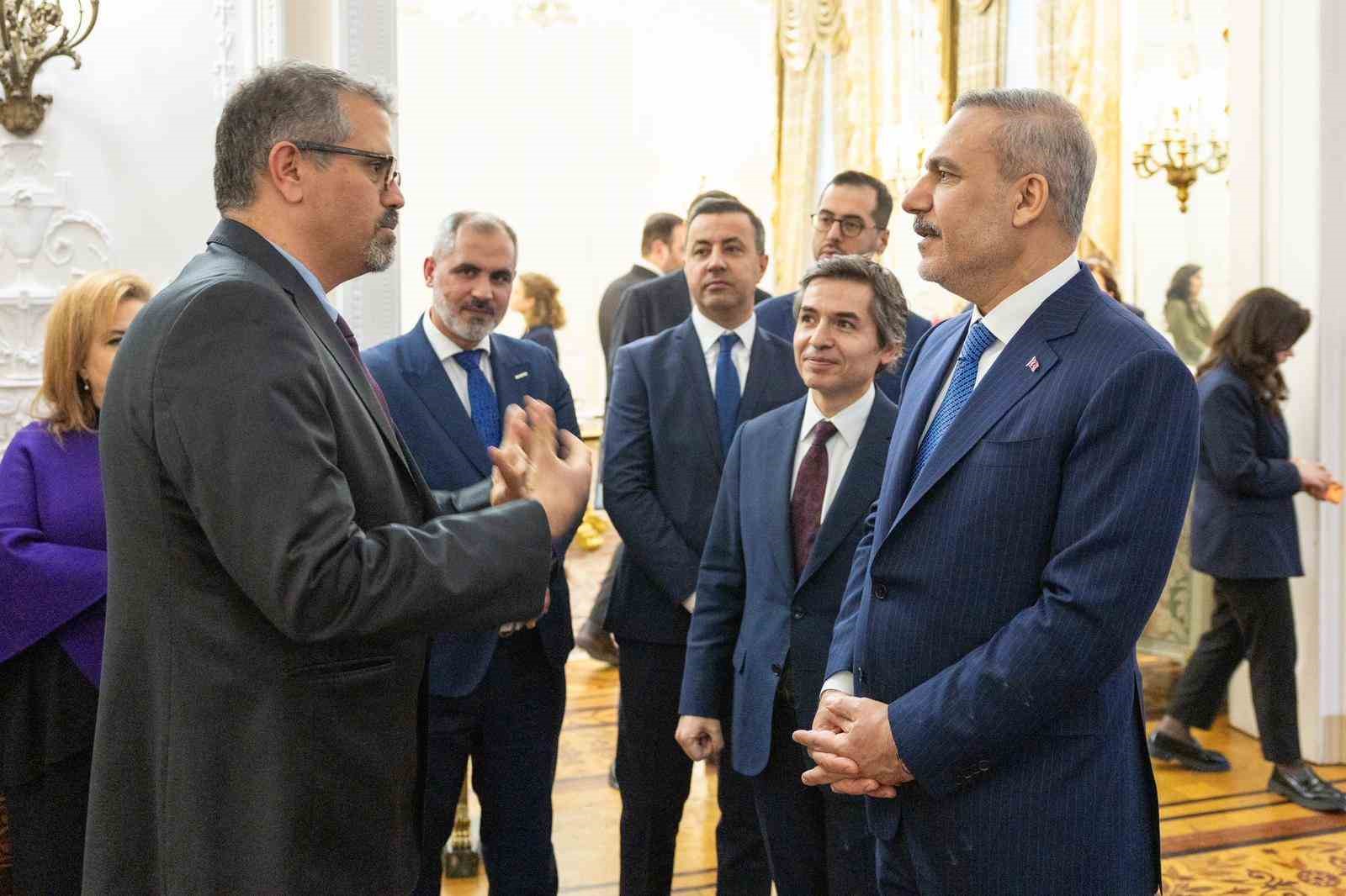 bakan fidan birlesik krallikta yasayan turk vatandaslariyla bir araya geldi 0 4zSJkFTu