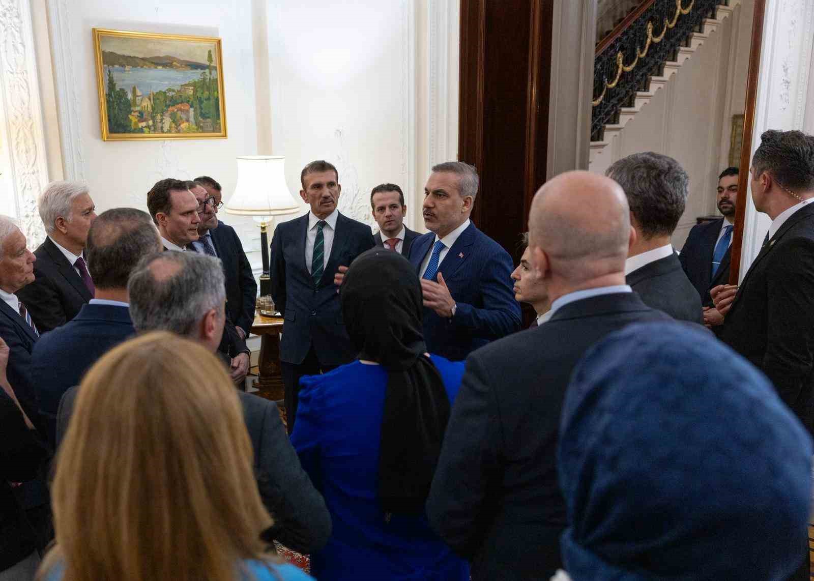 bakan fidan birlesik krallikta yasayan turk vatandaslariyla bir araya geldi 2 sCg1LRWw