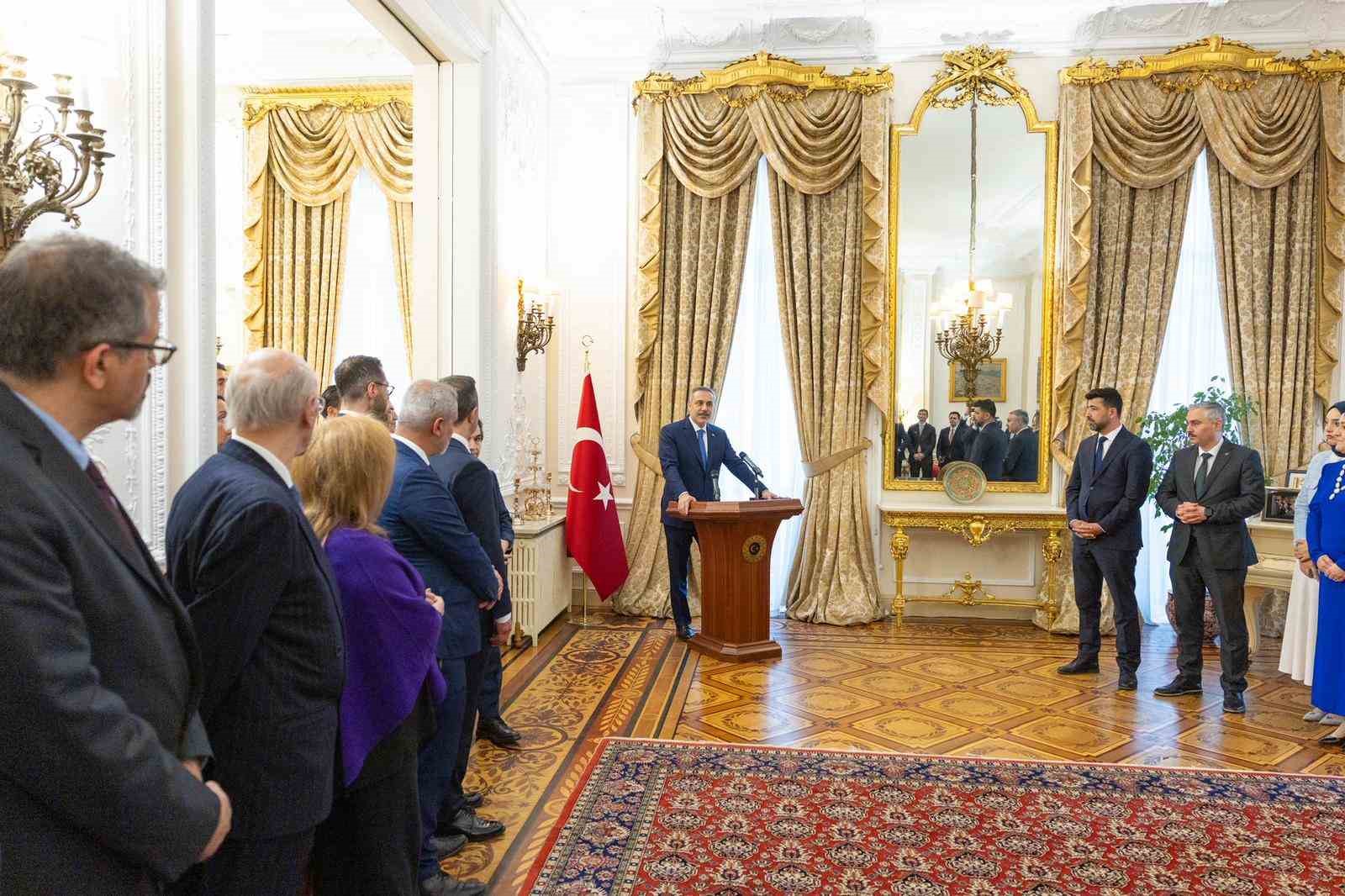 bakan fidan birlesik krallikta yasayan turk vatandaslariyla bir araya geldi 3 ZsuUfIsa